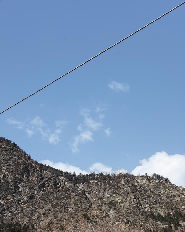 Diagonal cable in the sky above the slope