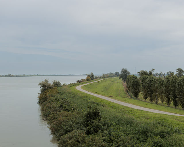 Gita sul delta — road on the embankment
