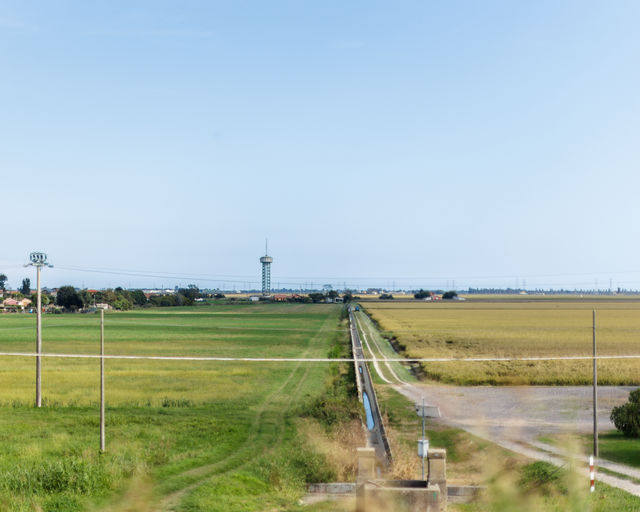 Gita sul delta — canal and fields