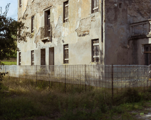 Gita sul delta — abandoned building