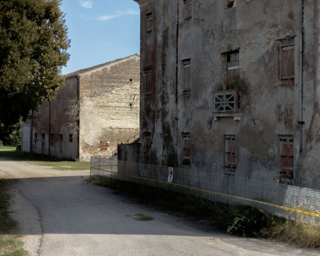 Gita sul delta — building and road